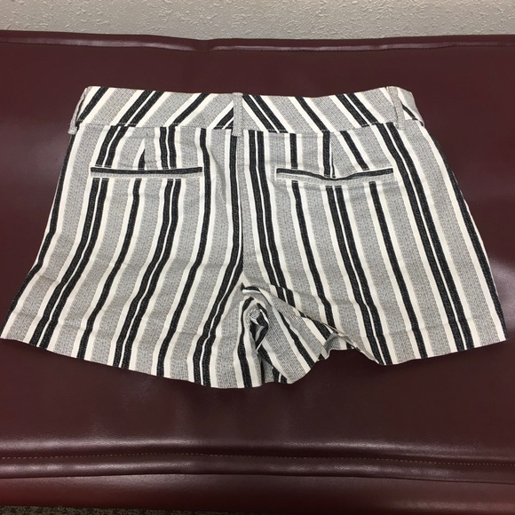 Black and white shorts - Picture 3 of 4